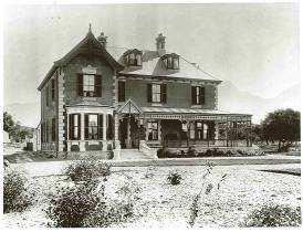 Glastonbury House on Rosmead Ave, owned by Mr. Jeffreys. Third Ave was previously known as Glastonbury Ave as it ran past this homestead. (c. early 20th Century: AG 3388 Cape Archives)